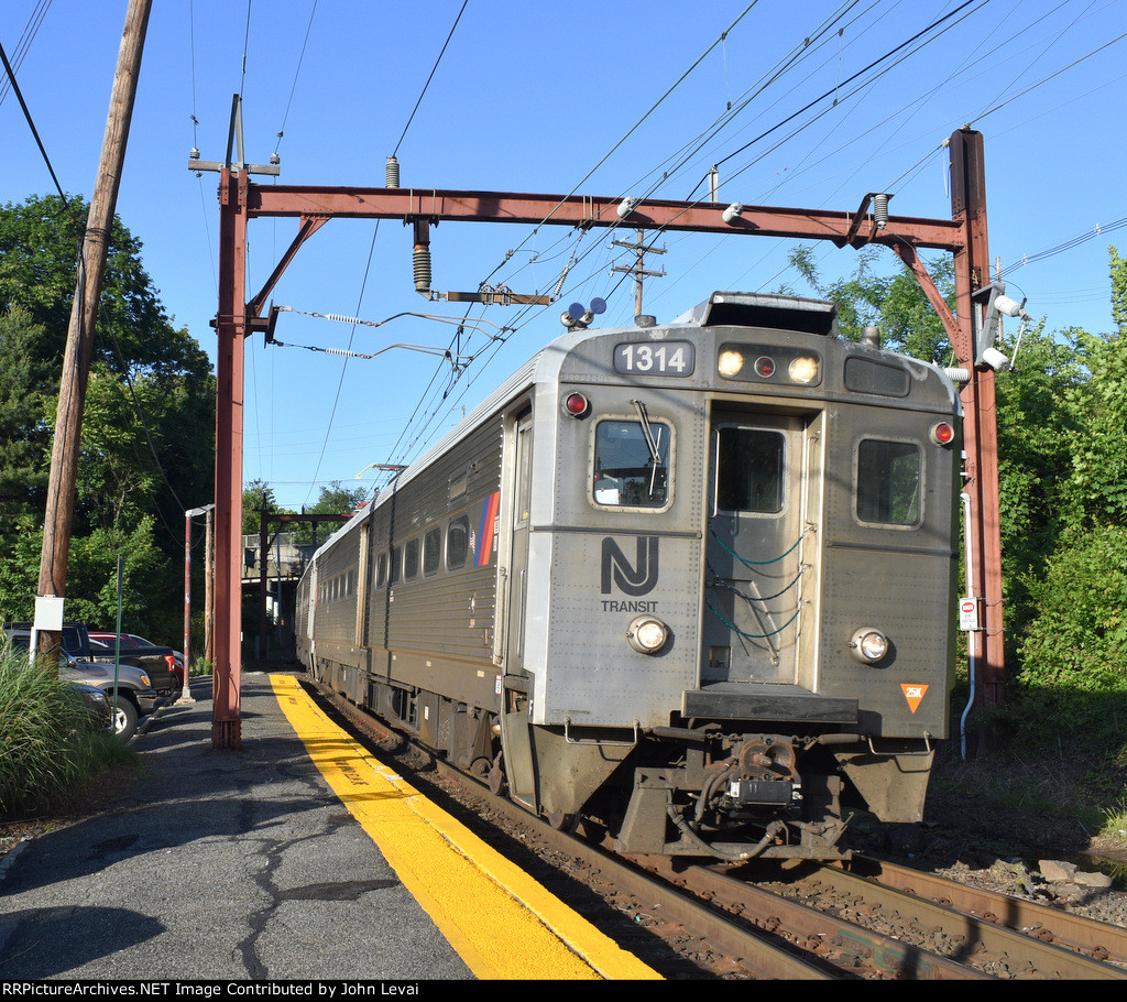 NJT Train # 433 gliding into the depot 